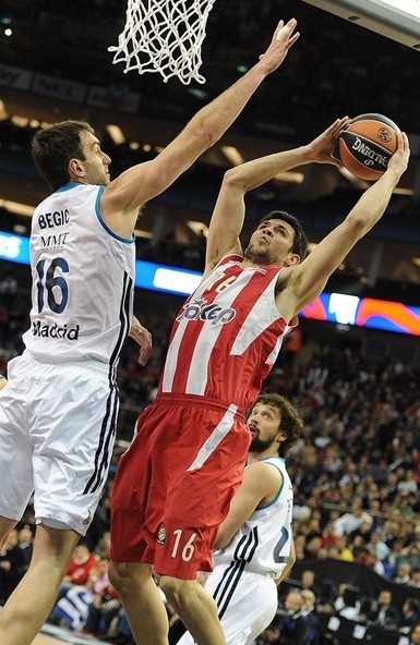 十人热刺4-0哥本哈根，范德芬一条龙破门，布伦南进球+染红（少打一人热刺4-0完胜哥本哈根：范德芬长途奔袭破门，布伦南进球后染红）