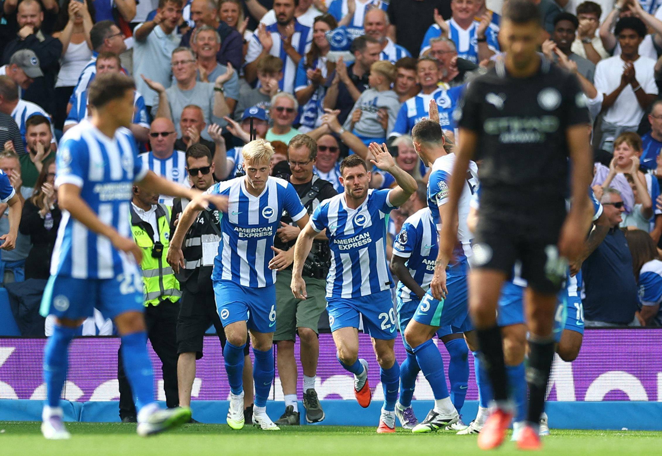 保安大爷中场硬核加入拉拉队，全场尖叫炸了！（中场惊喜！保安大爷硬核加入啦啦队，全场尖叫沸腾）