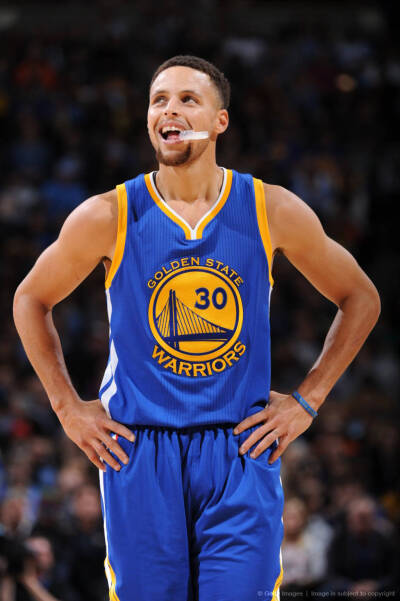 锡安半场高效表现，内外结合展现全能实力（锡安半场强势发挥，里突外投尽显全能本色）