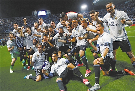 心急！斯玛特退防被朱利安·尚帕尼打成2+1 怒捶篮架（斯玛特退防心急遭朱利安·尚帕尼打成2+1，愤怒捶打篮架）