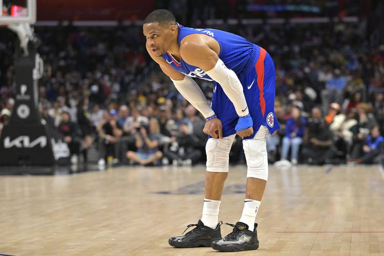 拉莫斯：为避免肠胃不适不敢吃辣；在中国任何地方都有免费水（拉莫斯：肠胃敏感不吃辣；中国各地都有免费饮水）