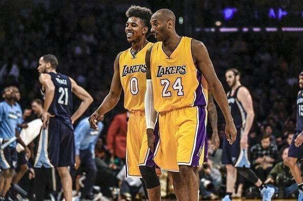 后卫轮番炸！卡斯尔连续借掩护助飞科内特空接暴扣 打停雷霆！（后场火力全开！卡斯尔频借掩护助攻科内特空接重扣，迫使雷霆暂停）