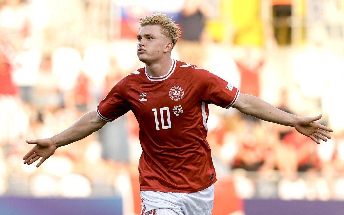 川超自贡队提前出线，奥运冠军高敏献花，全队坐摩托车巡游（自贡队在川超提前出线，奥运冠军高敏献花，全队骑摩托巡游）