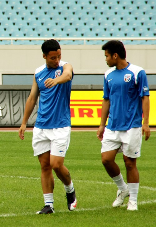 被球迷喷得退出国家队的吴曦，其实是郑智后最强后腰，场上也很拼（因球迷质疑一度退出国足的吴曦，其实是郑智之后最强后腰，场上拼劲十足）