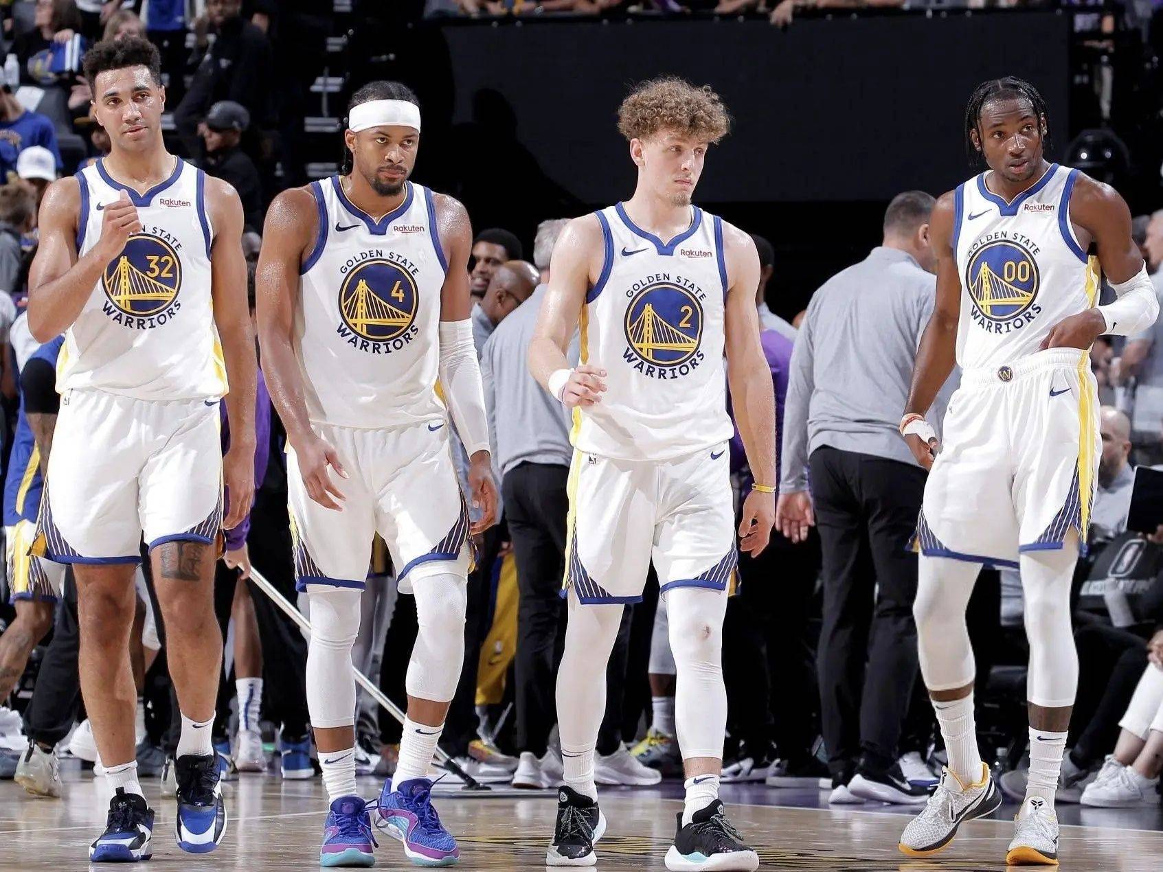 篮球勇士教练组进行临场换人调整收好效果（勇士教练组临场变阵换人，效果显著）