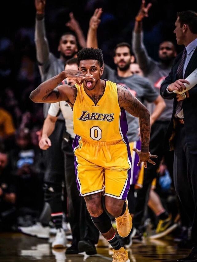 帕夫洛维奇：教练跟我说过，莱奥向前跑的时候要设法创造空间（帕夫洛维奇：教练叮嘱我，莱奥前插要主动创造空间）