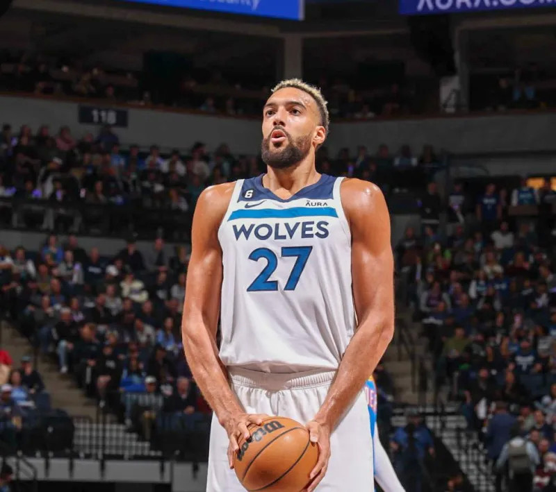 凯恩：我可以拿金球奖，通常需赢得世界杯或欧冠才能实现（凯恩：我有实力拿金球，但通常要先赢下世界杯或欧冠）